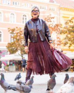 Vesna Miletić u bordo haljini Chloé i jakni iz H&M-a