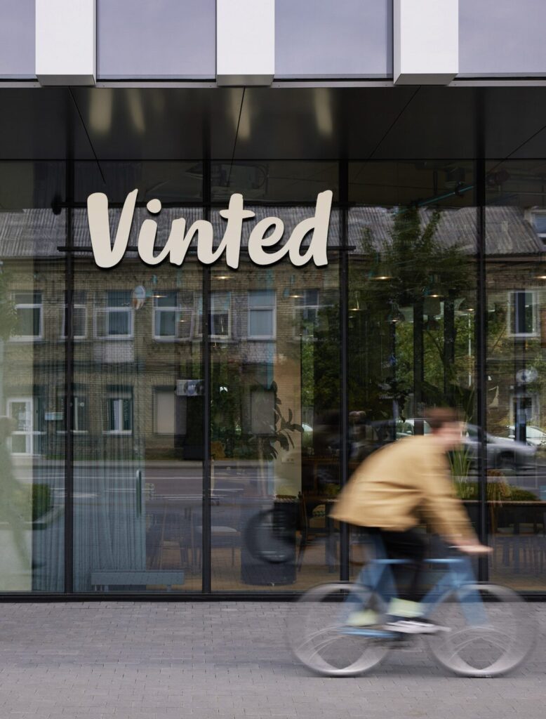 Vinted aplikacija na mobitelu i odjeća za prodaju